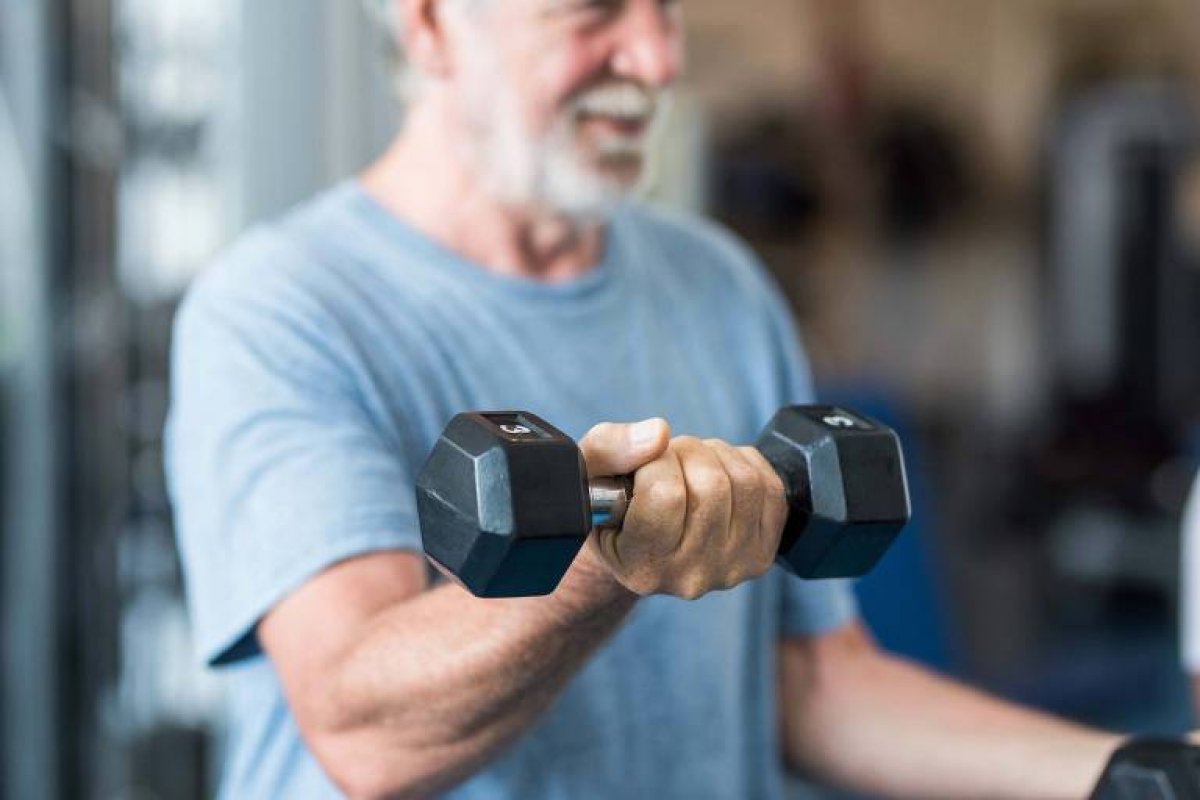 Dificuldade para levantar 5 kg a partir dos 50 anos pode estar ligada a problemas como artrose e depressão