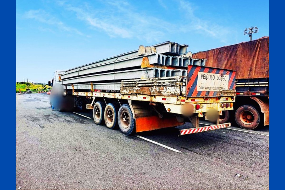 Carreta é apreendida após ser flagrada transportando excesso de carga com risco de queda e problemas no freio, em rodovia baiana
