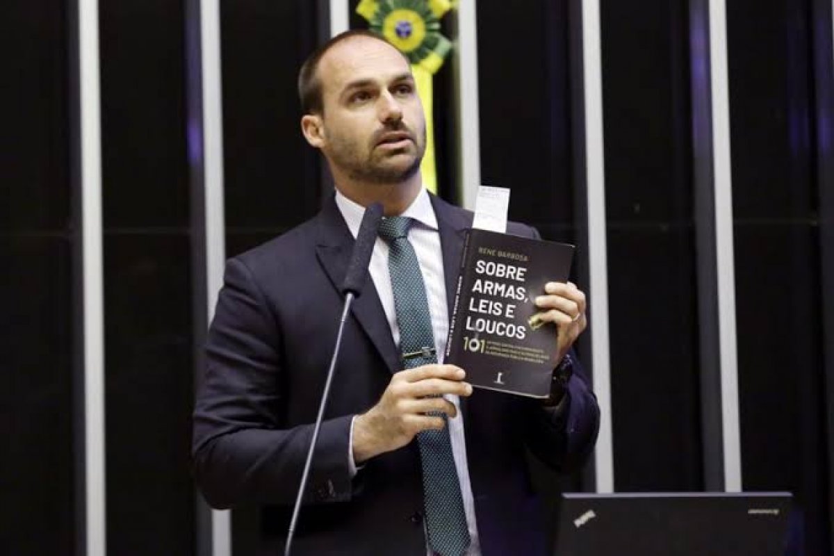 Eduardo intensificou condutas ilícitas após tornozeleira em Bolsonaro, diz Moraes