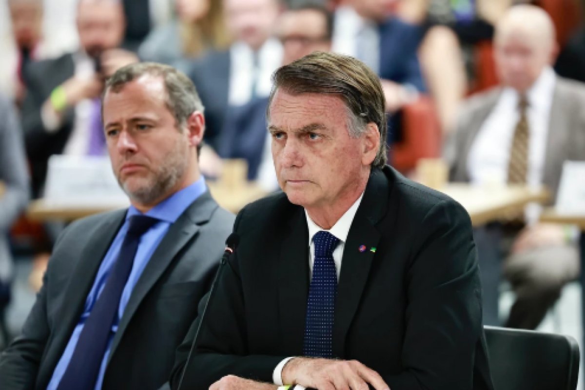 Câmeras corporais da PF registraram momento de apreensão de pendrive em banheiro de Bolsonaro