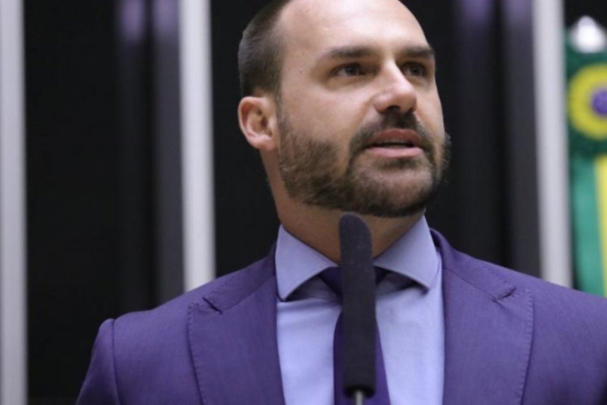 Licença do mandato de deputado de Eduardo Bolsonaro encerra neste domingo