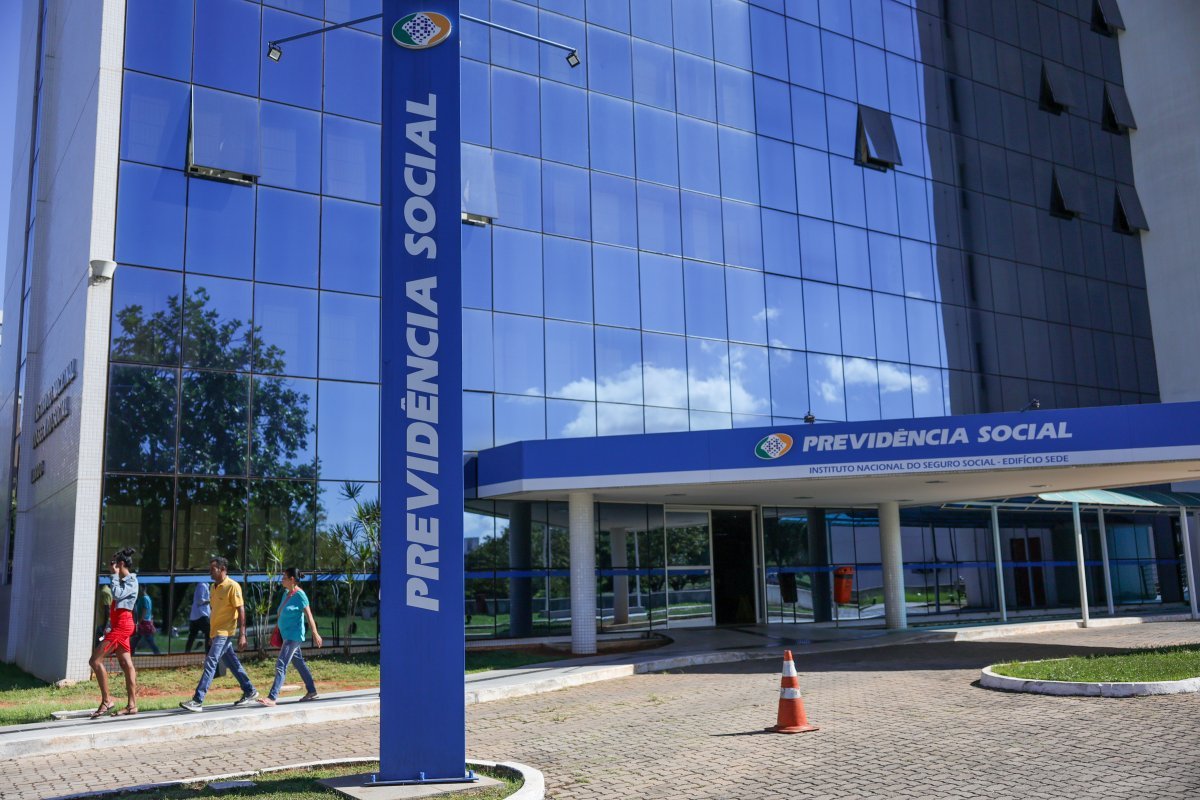 Ex-servidor do INSS organiza esquema fraudulento e transfere R$ 2,3 milhões a falsos beneficiários, aponta coluna