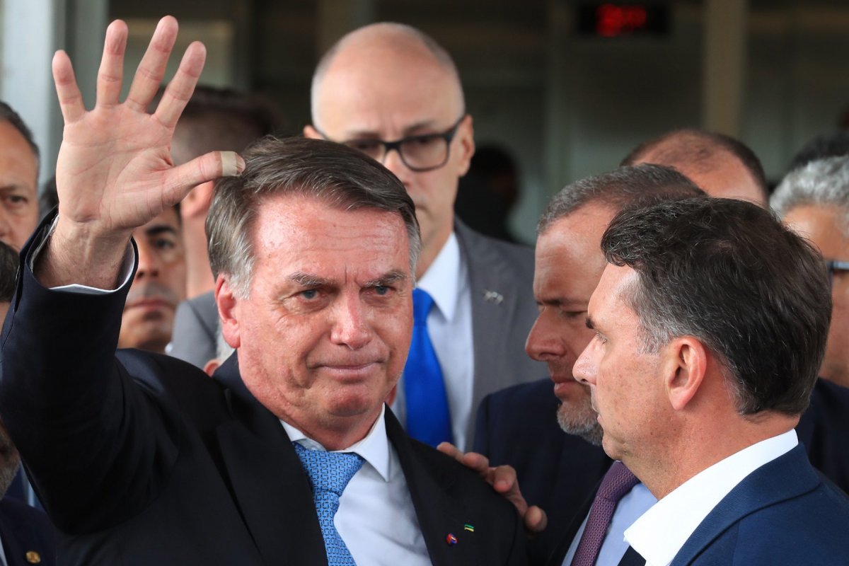 Conteúdo encontrado em pen drive apreendido na casa de Bolsonaro é irrelevante, avaliam investigadores