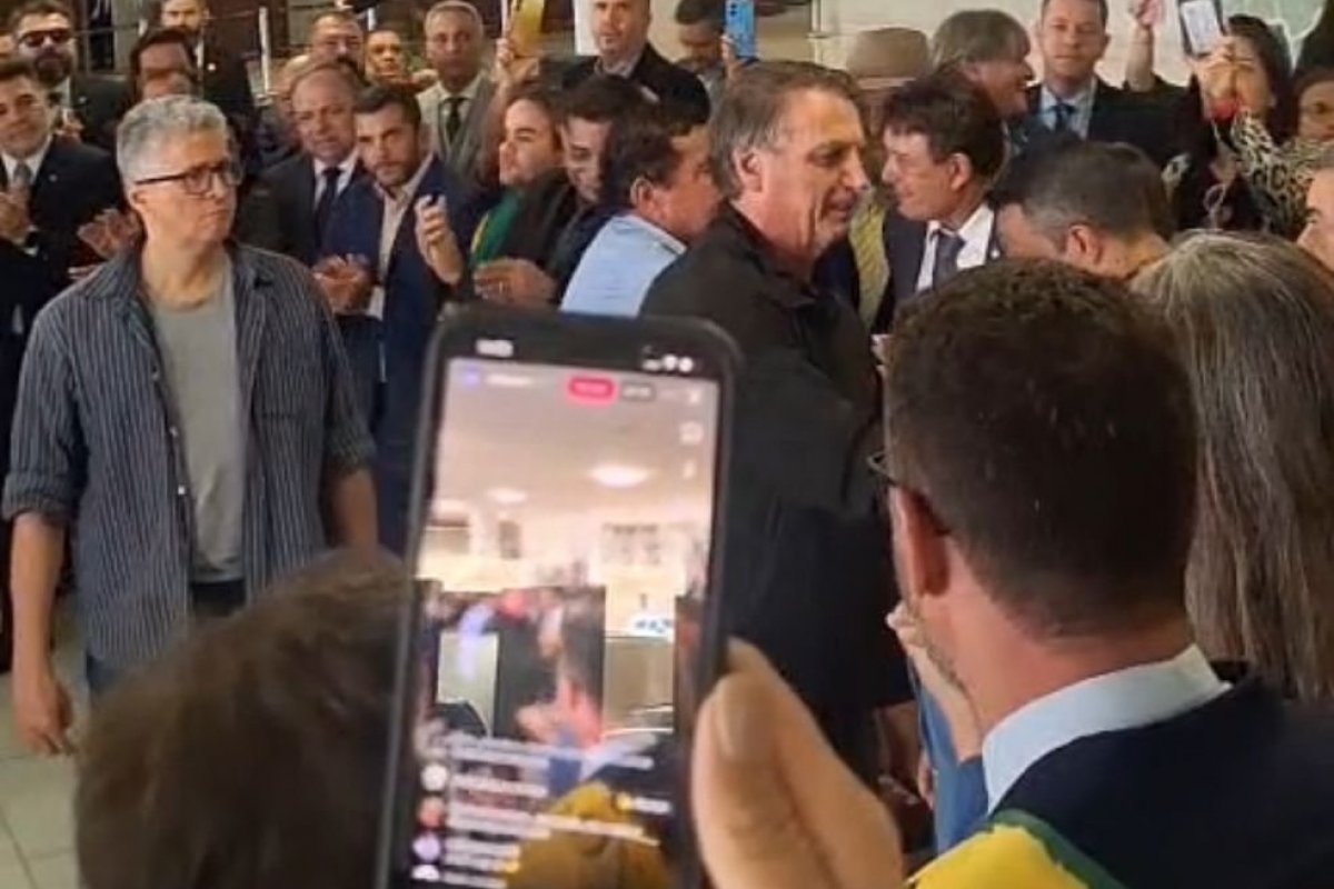 Vídeo: Bolsonaro vai à Câmara no primeiro dia usando tornozeleira eletrônica