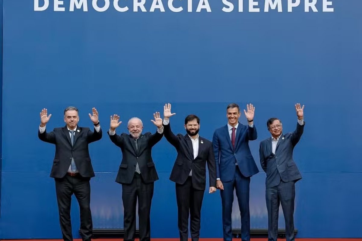 Em cúpula sobre democracia, Lula pede união contra 'extremismo' que ' tenta reeditar práticas intervencionistas'