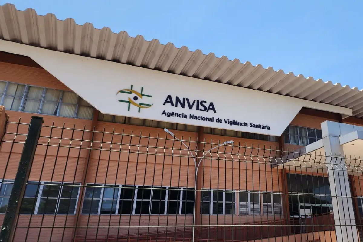 Anvisa proíbe comercialização de medicamentos e complemento alimentar