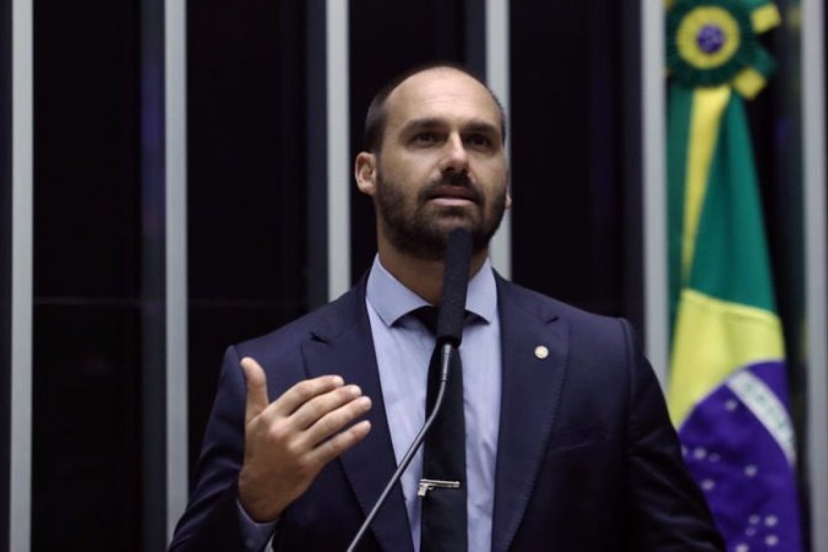 Hugo Motta trava pedidos de cassação de Eduardo Bolsonaro encaminhados pelo PT no Conselho de Ética