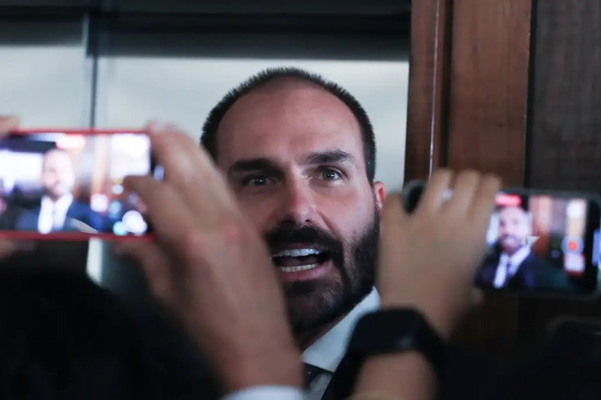 Aliados articulam nomeação de Eduardo Bolsonaro em secretaria estadual para preservar mandato