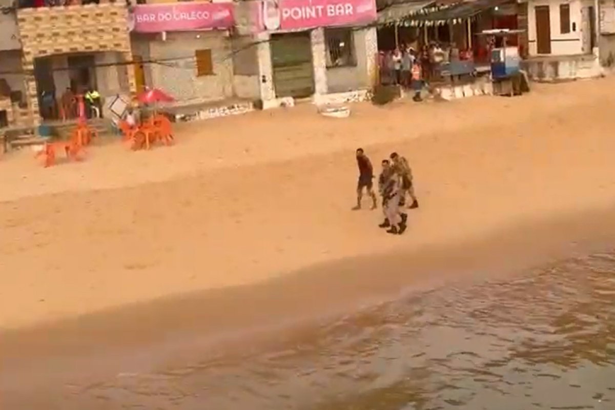 Vídeo: suspeito de tráfico de drogas é preso em flagrante na praia de Cantagalo, em Salvador