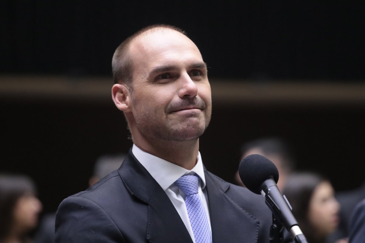 PF não descarta mandados de busca e apreensão e prisão de Eduardo Bolsonaro