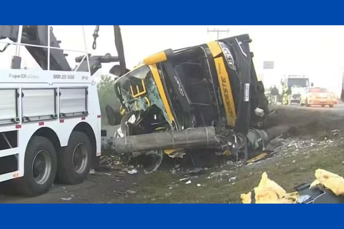 Homem morre e outras pessoas ficam feridas após ônibus de turismo tombar no litoral de SC