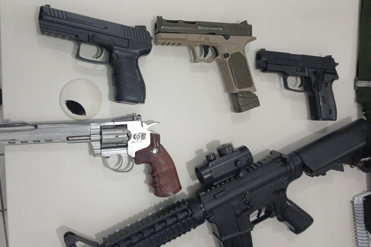 Cinco réplicas de armas de fogo são aprendidas por policiais militares no IAPI