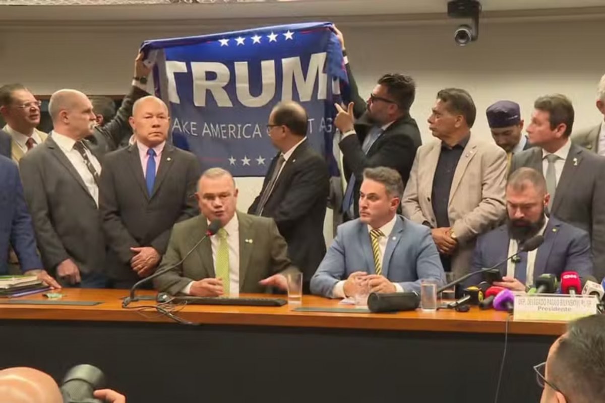Após Motta proibir reuniões na Câmara durante recesso, apoiadores de Bolsonaro fazem protesto com bandeira de Trump