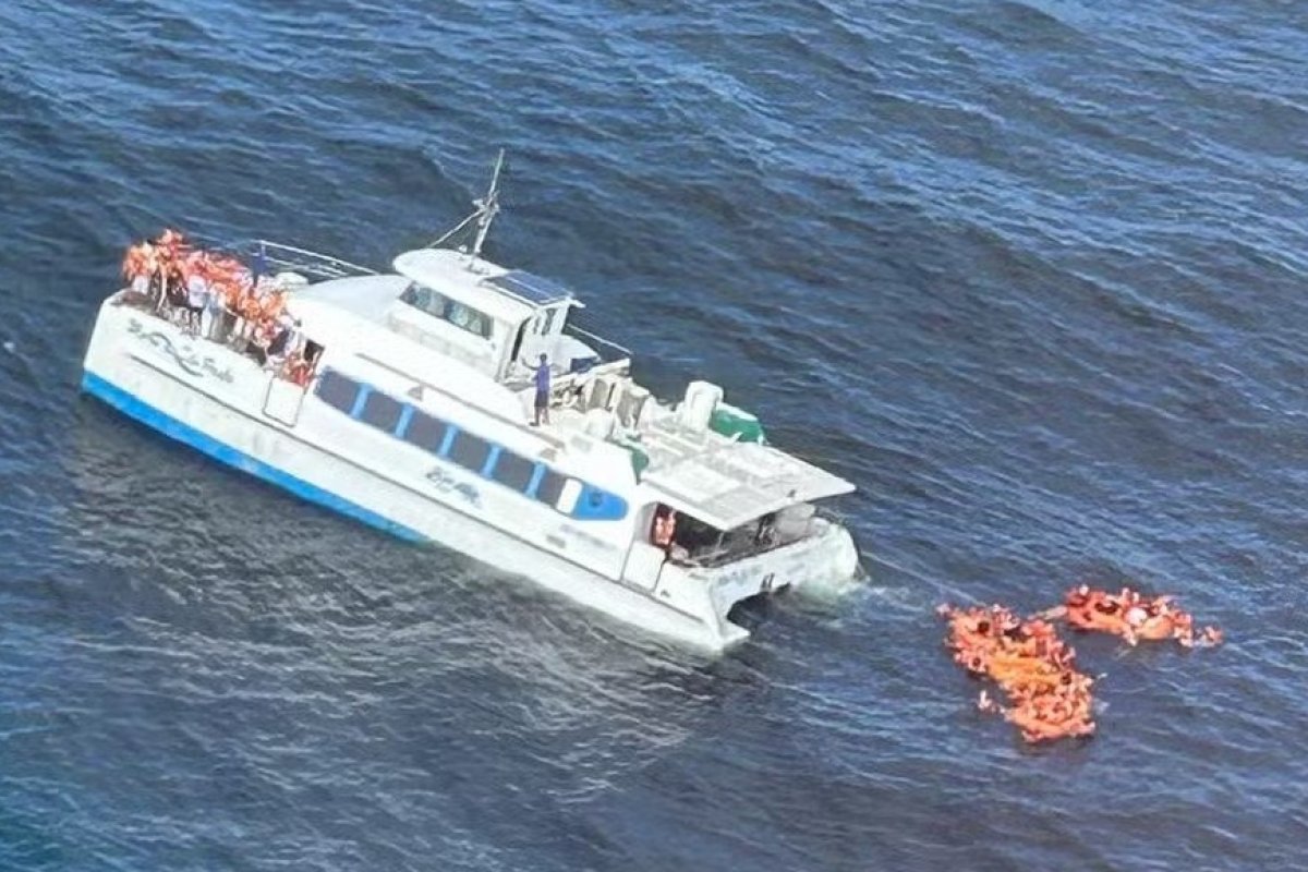 Vídeo: Catamarã colide em barco de pesca e fica à deriva na Baía de Todos-os-Santos
