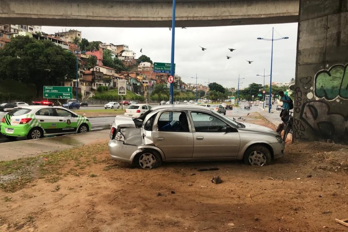 Carro capota e deixa criança ferida no Vale de Nazaré, em Salvador