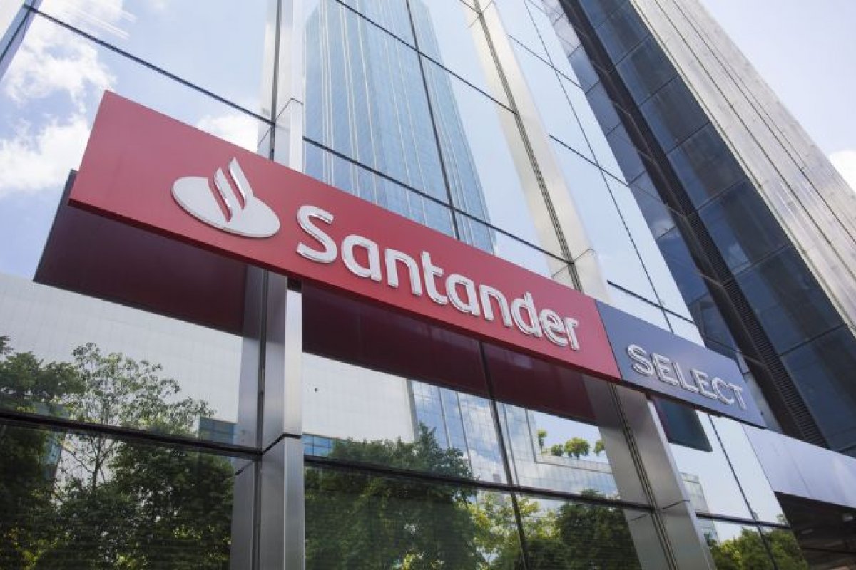 Santander é denunciado à Senacon por terceirização e fechamento de agências