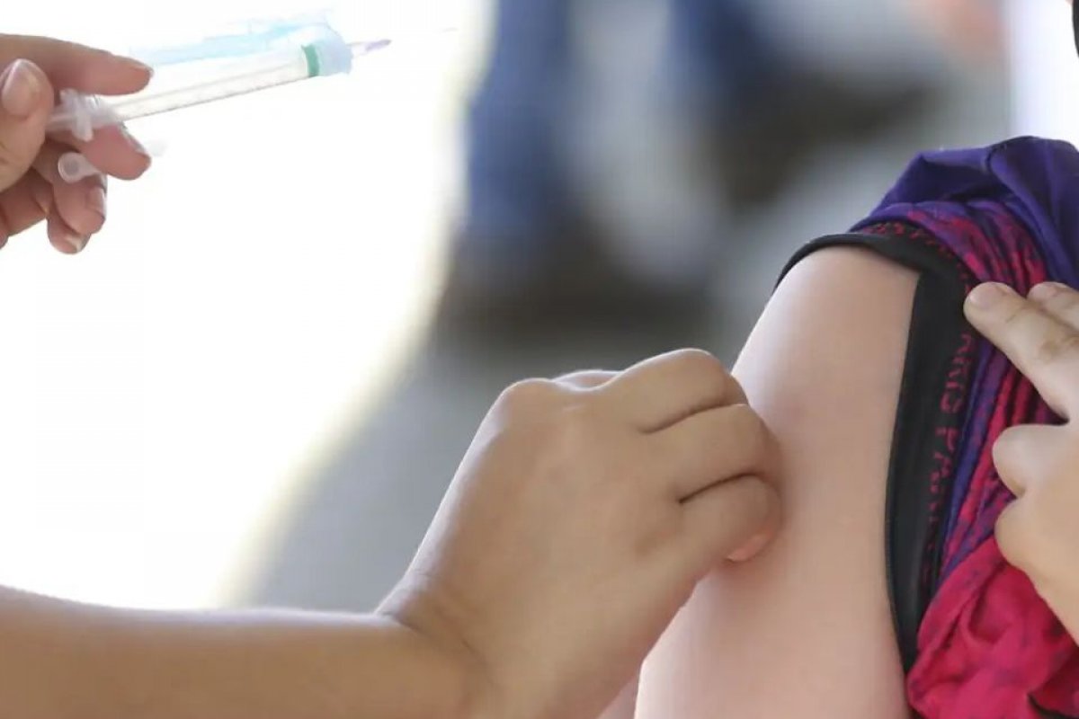 Vacinas contra gripe e Covid-19 disponíveis no SUS reduzem risco de infarto e AVC