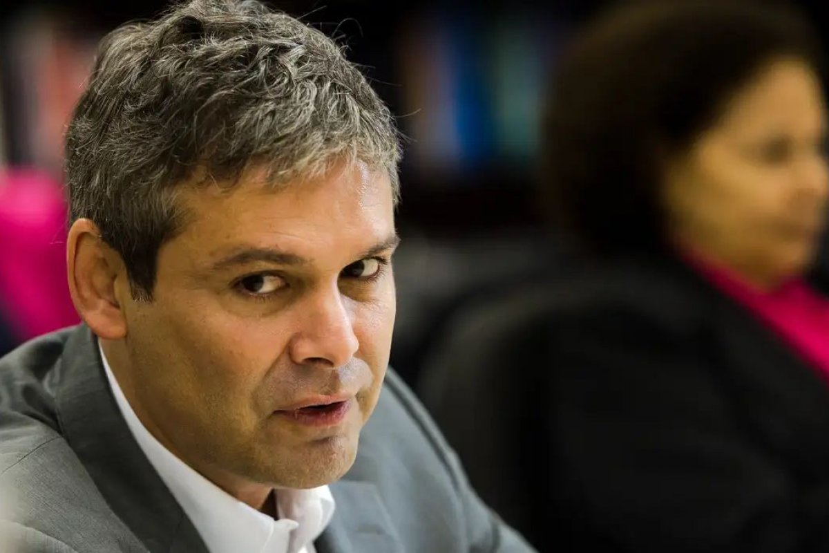Lindbergh pede ao STF bloqueio de possível nomeação de Eduardo Bolsonaro em governos estaduais
