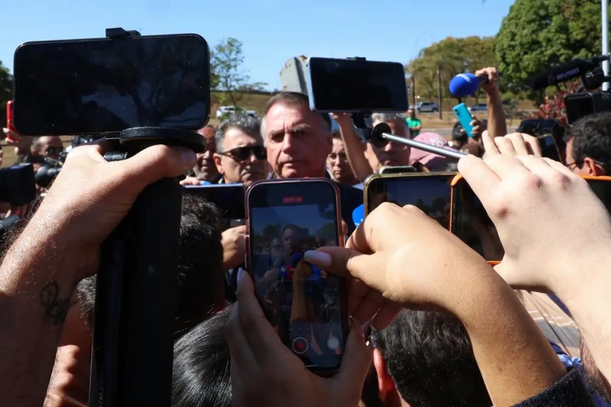 “Jamais cogitou que estava proibido de conceder entrevistas”, diz defesa de Bolsonaro ao STF