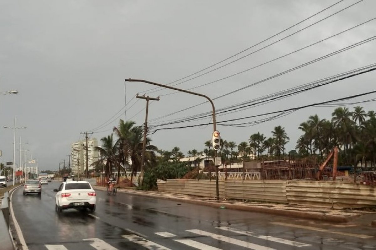 Salvador tem pontos de alagamentos e sinaleiras quebradas por causa da chuva e ventania desta terça (18)