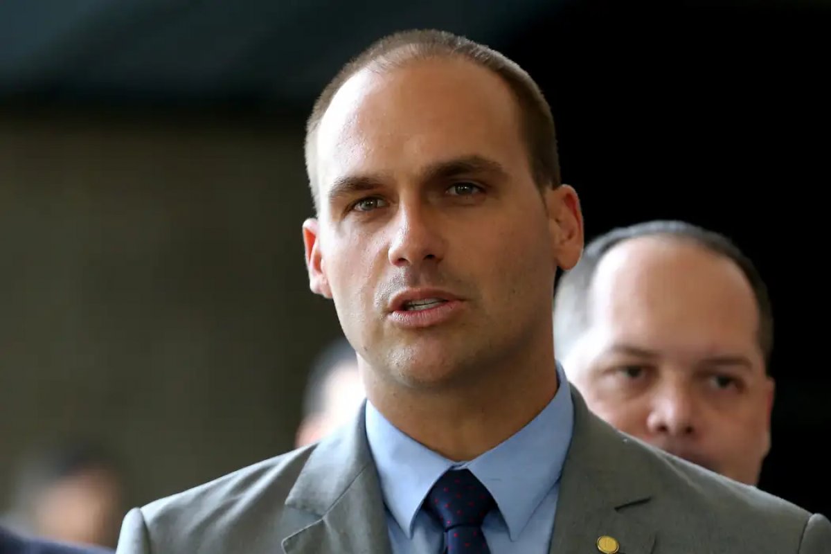 Eduardo Bolsonaro critica comitiva de senadores aos EUA: "Gestos vazios de legitimidade e desrespeito à carta do presidente Trump"