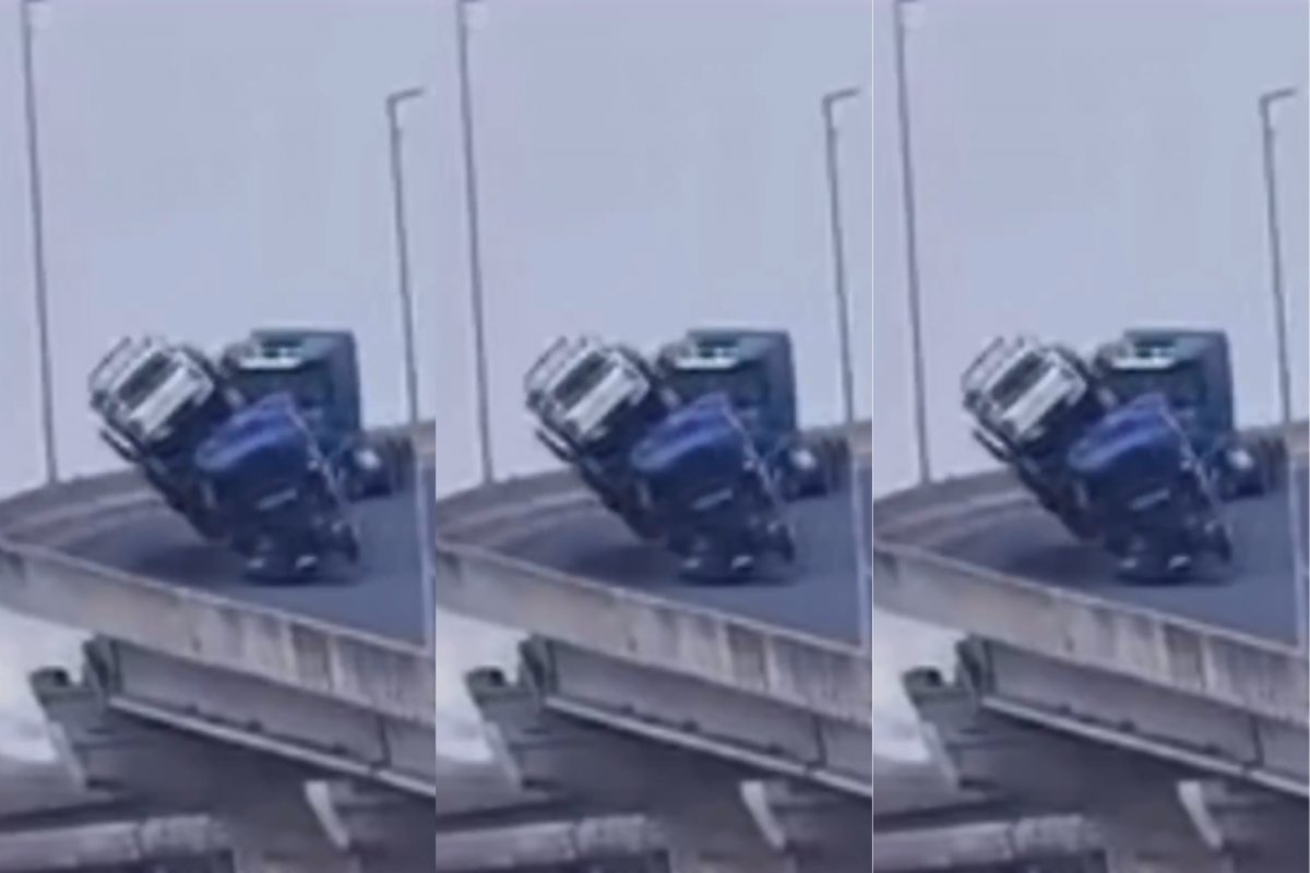 Caminhão-cegonha tomba com sete carros em ponte de Porto Alegre; caminhonete despenca