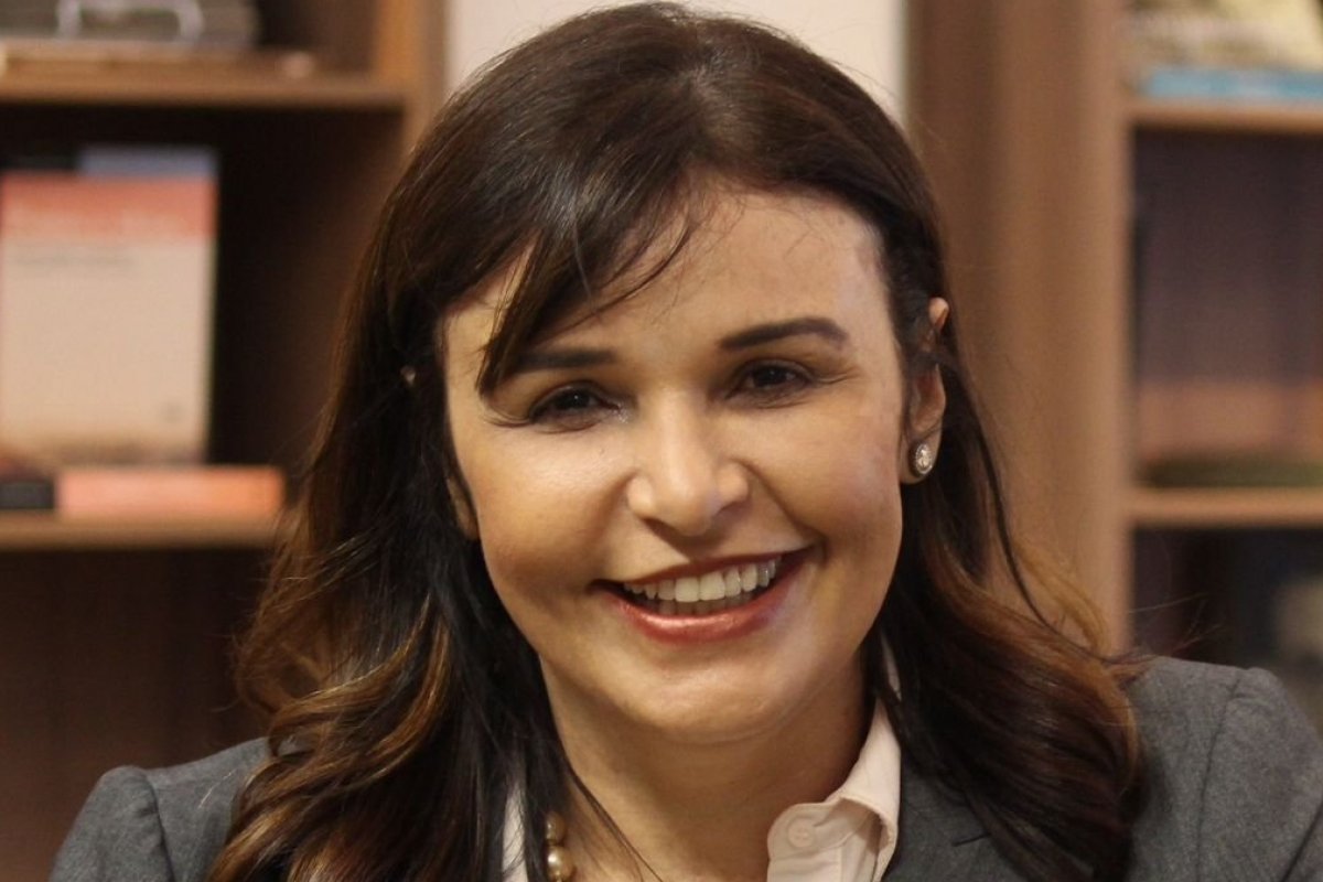 Escritora e promotora de justiça cria a "Hogwarts do Direito" em novo livro!