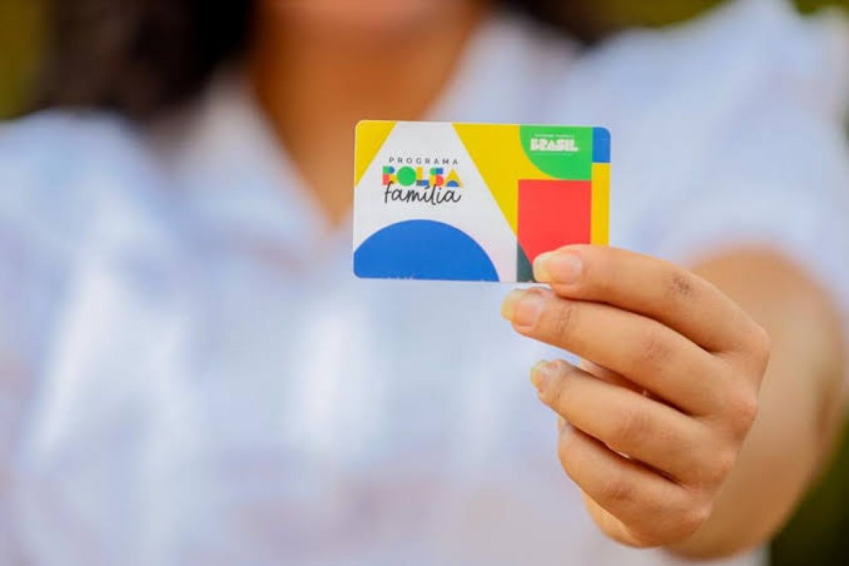Quase 1 milhão de famílias deixam de receber Bolsa Família graças a alta na renda