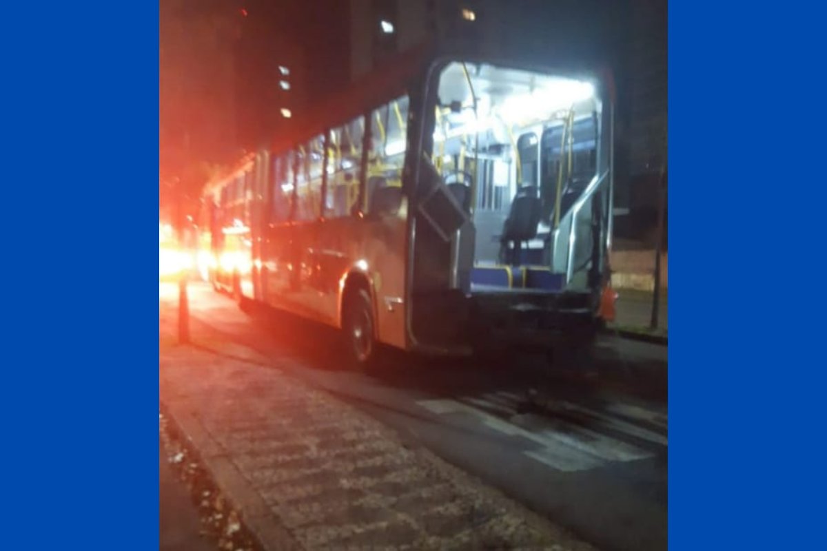 Vídeo: acidente entre ônibus biarticulado e trem deixa 11 pessoas feridas em Curitiba