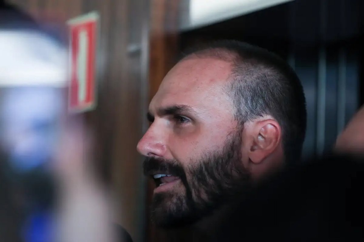 Comitiva que negocia tarifaço nos EUA tem mantido sigilo sob preocupação de atuação de Eduardo Bolsonaro, diz site