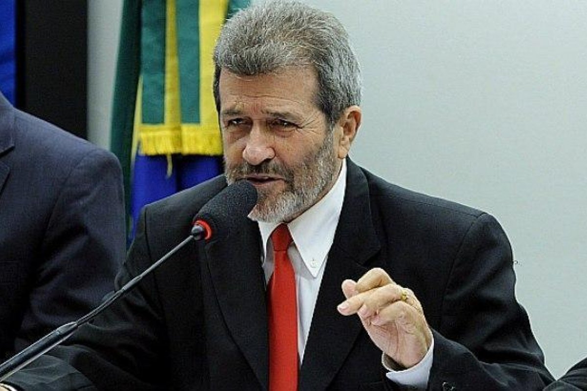 Deputado pernambucano sugere que 'pertubação, ameaça ou agressão' em voo se torne crime