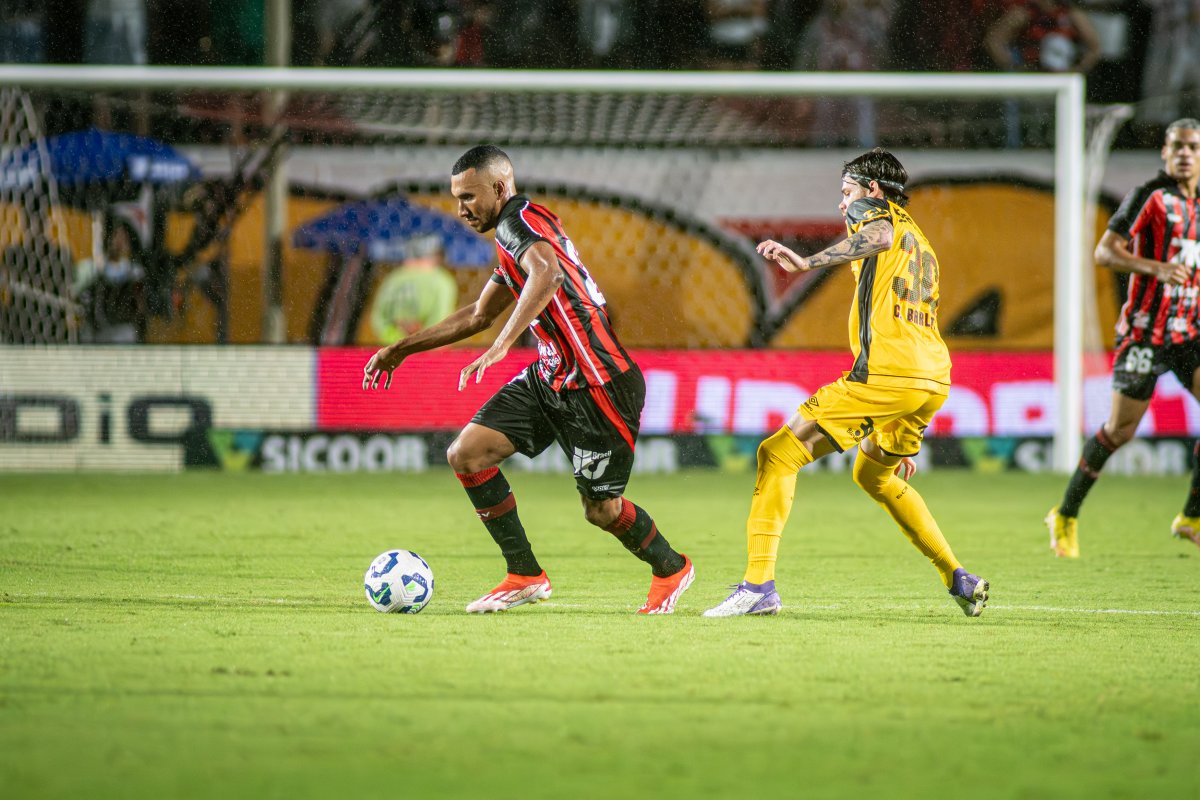 Com emoção até os últimos minutos, Vitória sofre empate do lanterna Sport e segue na cola do Z-4