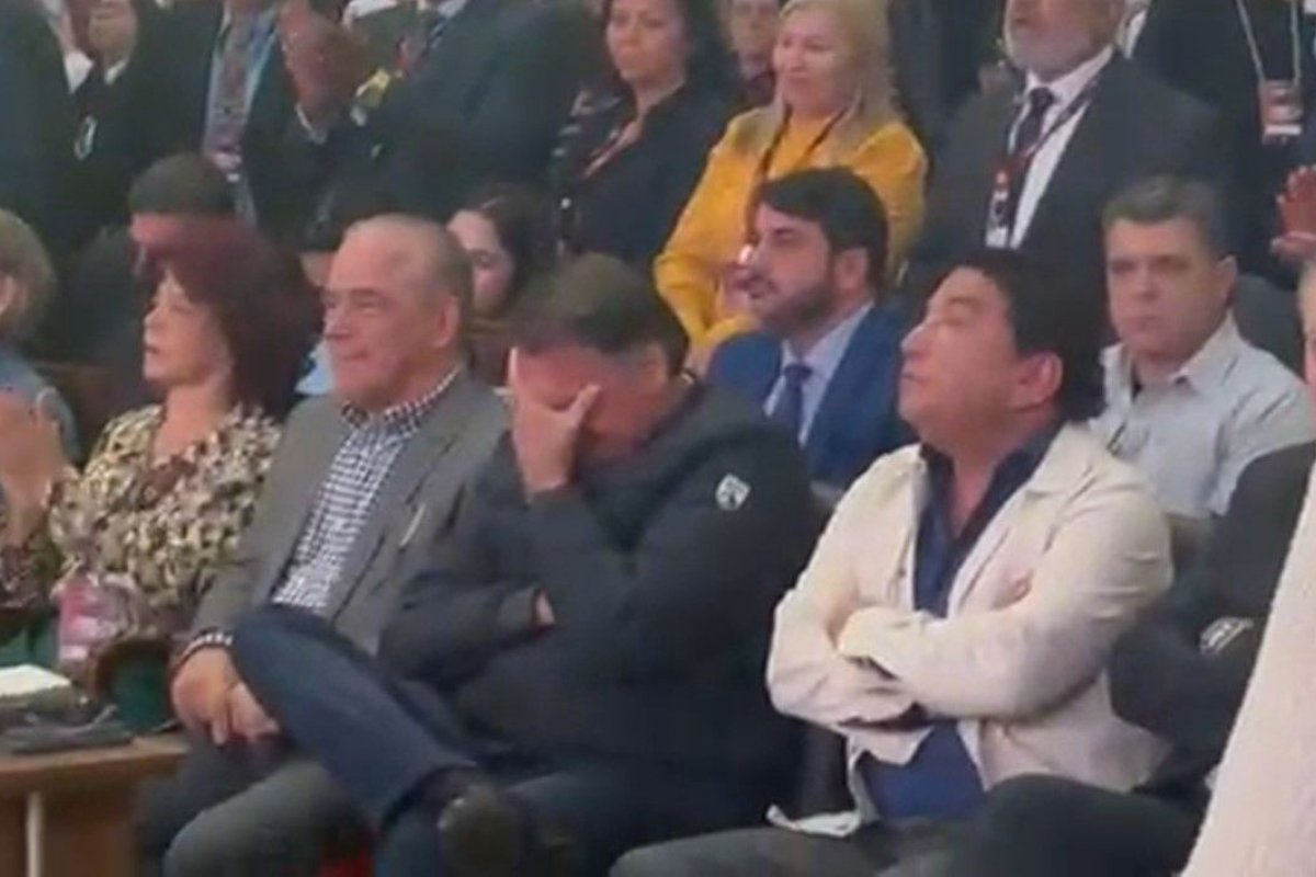 Vídeo: Bolsonaro chora ao ouvir declaração de Michelle durante culto em Brasília