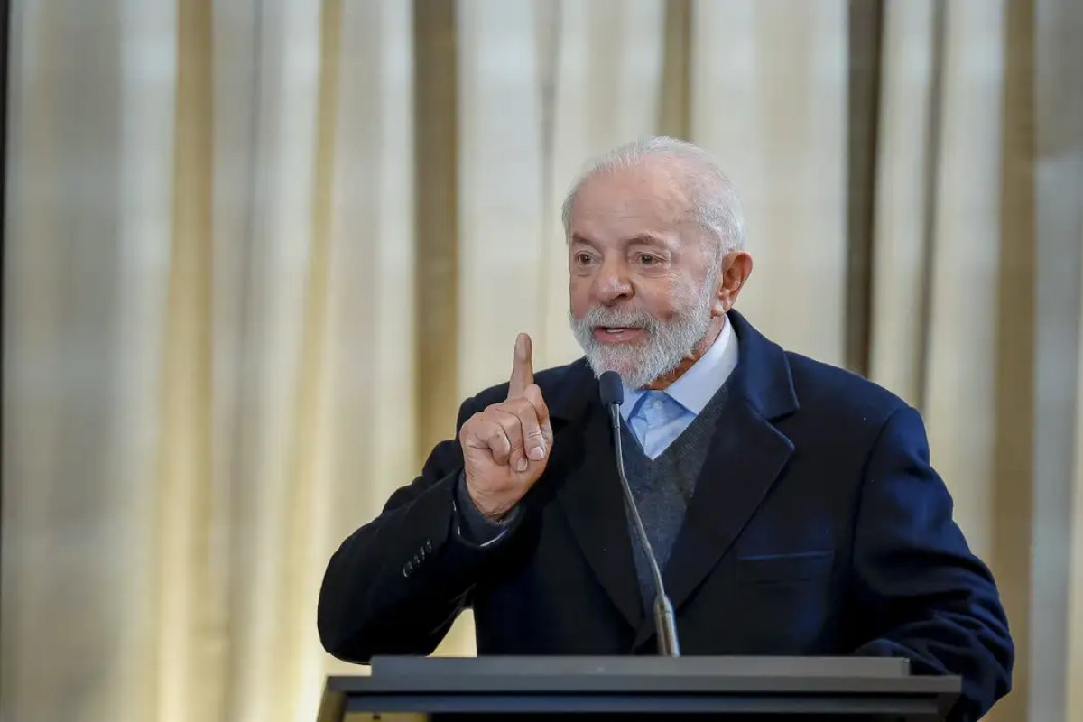 "Aqui ninguém põe a mão", critica Lula sobre interesse dos EUA nos metais estratégicos