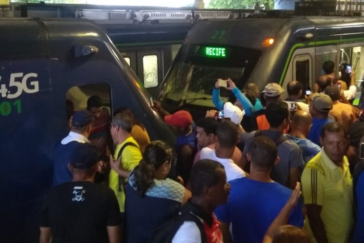 Colisão entre dois trens do Metrô deixa dezenas de feridos, em Recife