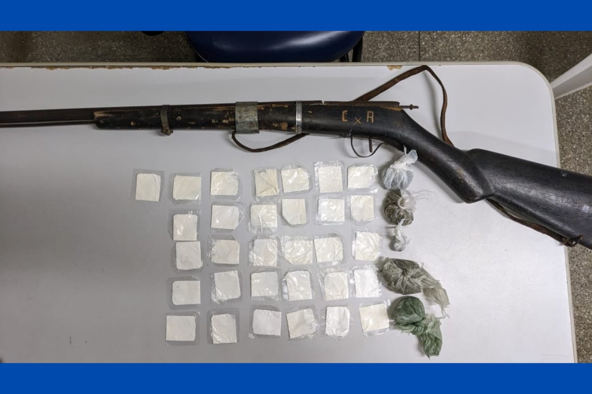 Preso com tornozeleira eletrônica é encontrado com cocaína para venda e volta a ser detido na Bahia