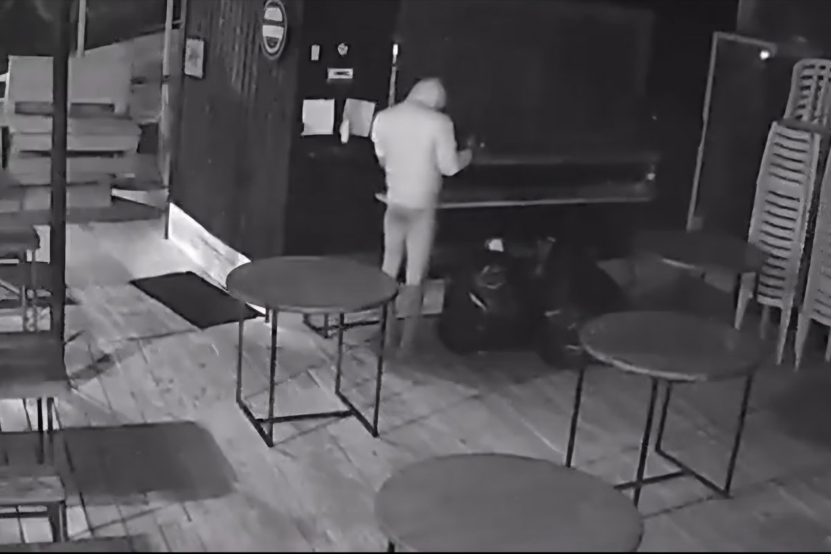 Vídeo: homem é flagrado ao furtar bebidas e monitor de bar vestindo apenas moletom e calcinha