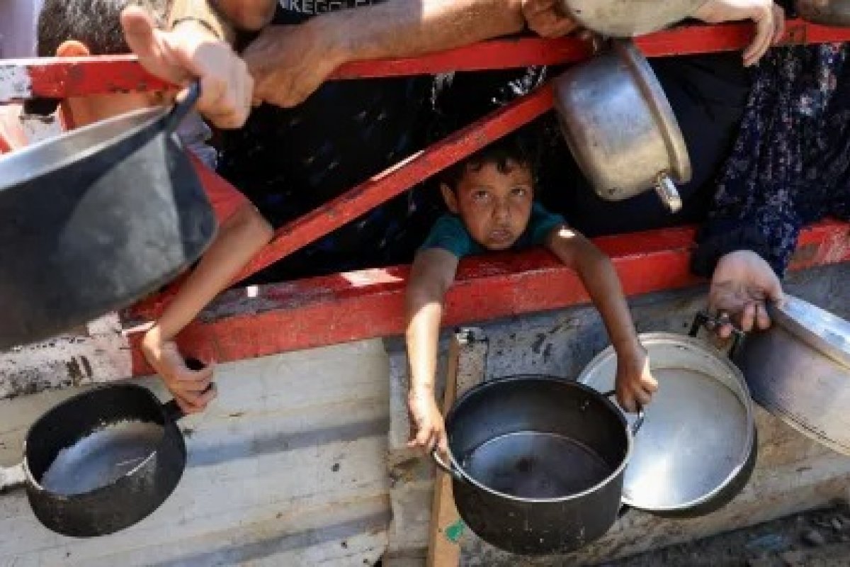 "Cadáveres ambulantes": Fome prolongada em Gaza diminui expectativa de vida na região; ao menos 43 palestinos morreram de desnutrição em seis dias