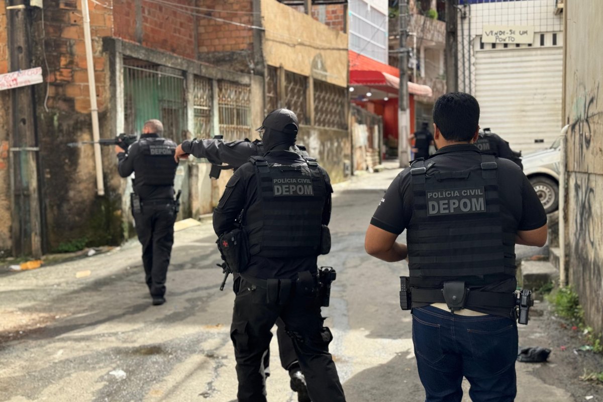 Operação da Polícia Civil remove barricadas de grupos criminosos em bairros de Salvador