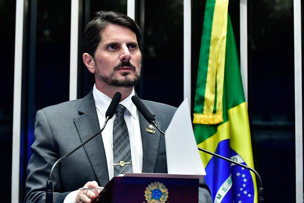 Senador Marcos do Val burla medidas cautelares e viaja para os EUA 