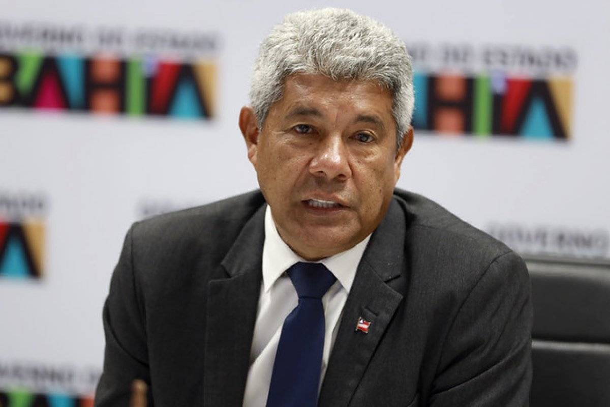 'Contêineres de frutas, pescados e mel já paralisados nos portos', diz Jerônimo sobre taxação dos EUA