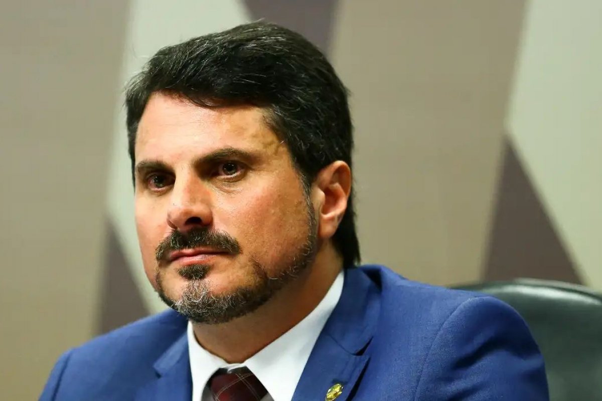 Marcos do Val diz que não está fugindo após viajar aos EUA sem autorização do STF