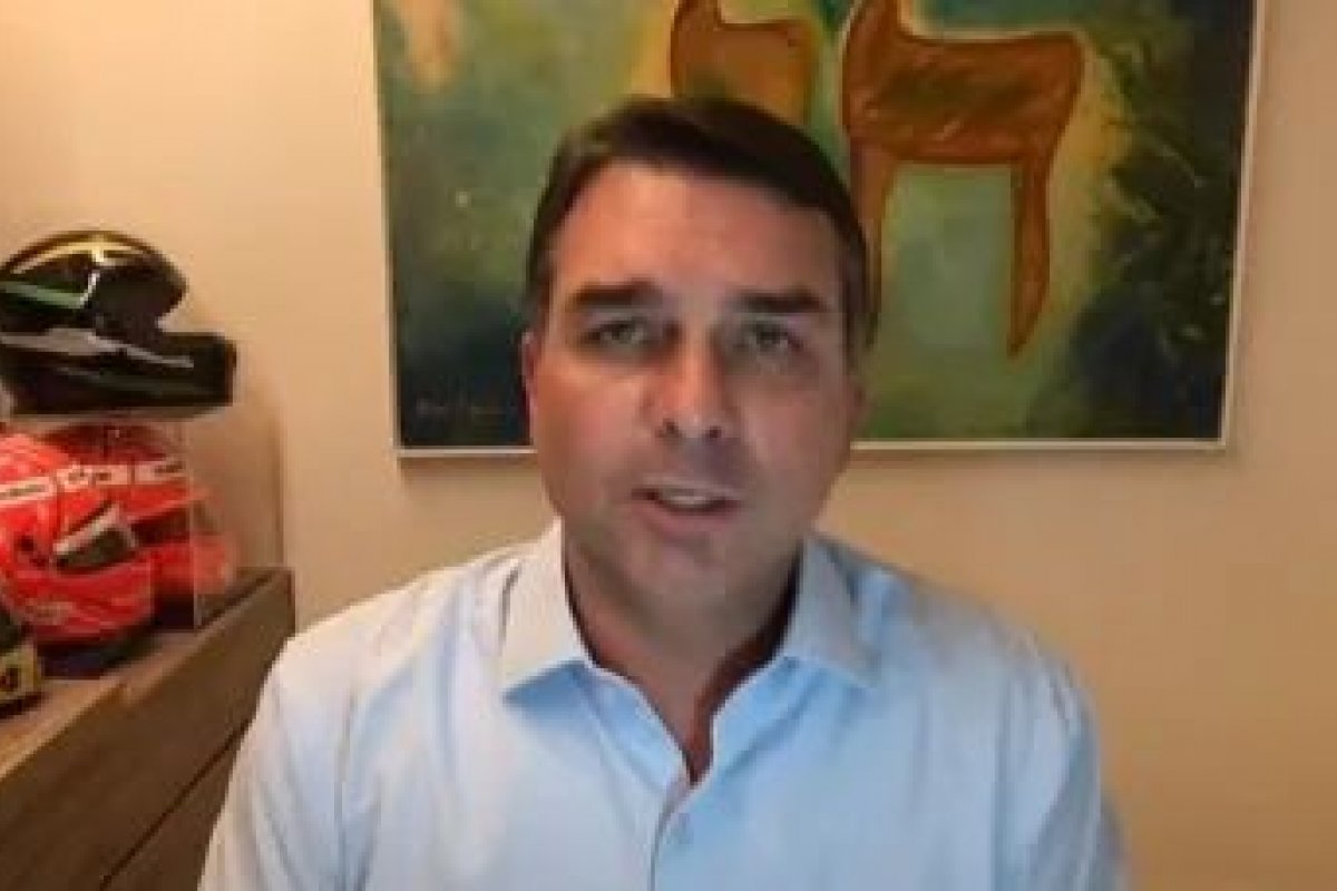 Flávio Bolsonaro critica medidas do STF contra Jair Bolsonaro e fala em censura