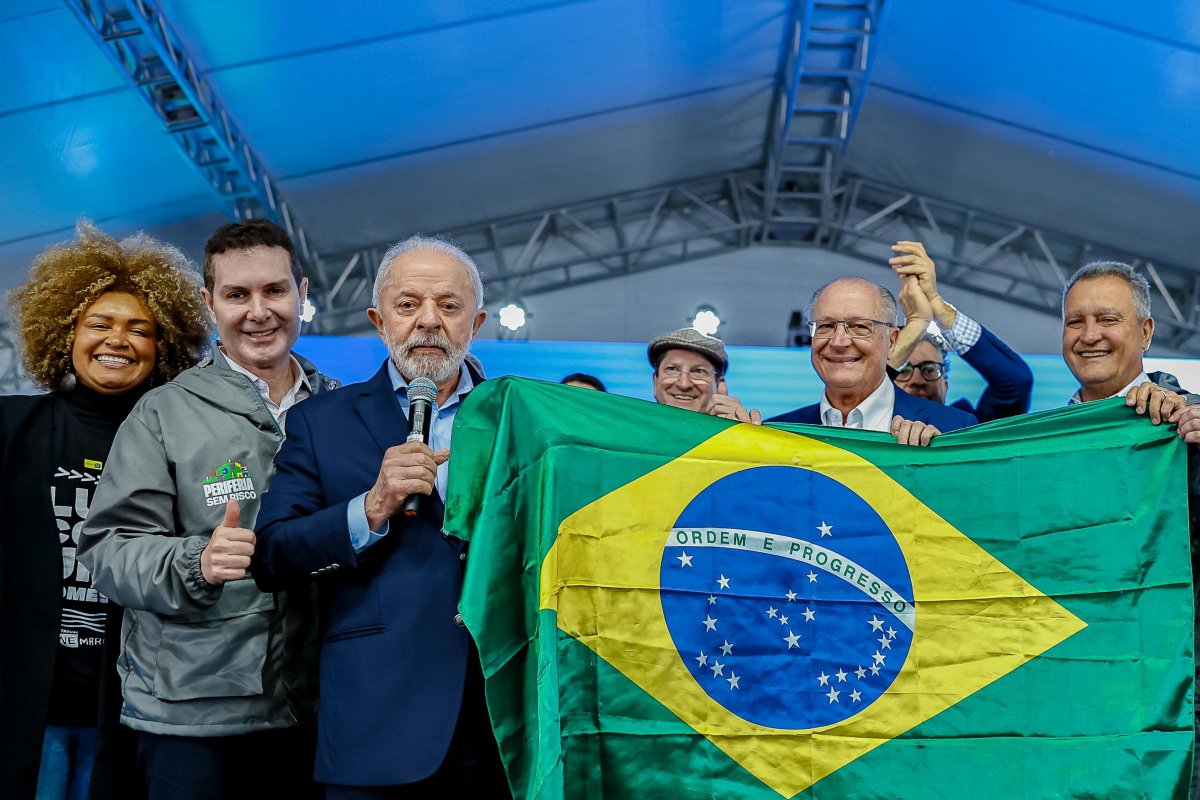 Lula ironiza ato do PL com bandeira que exibia nome de Trump: 'patriotas agarrados nas botas do presidente dos EUA'