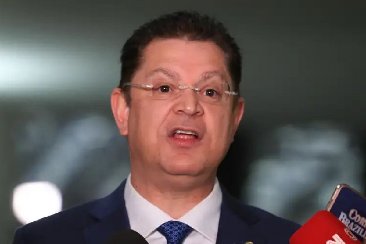Sóstenes Cavalcante nega participação em protesto e afirma que “o Brasil já não é mais uma democracia”