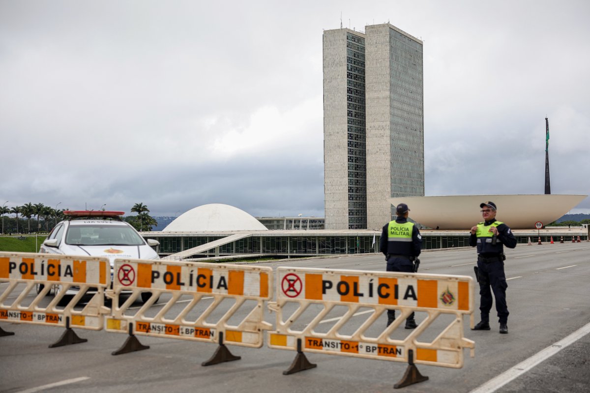 Praça dos Três Poderes é interditada após ato contra decisões do STF 
