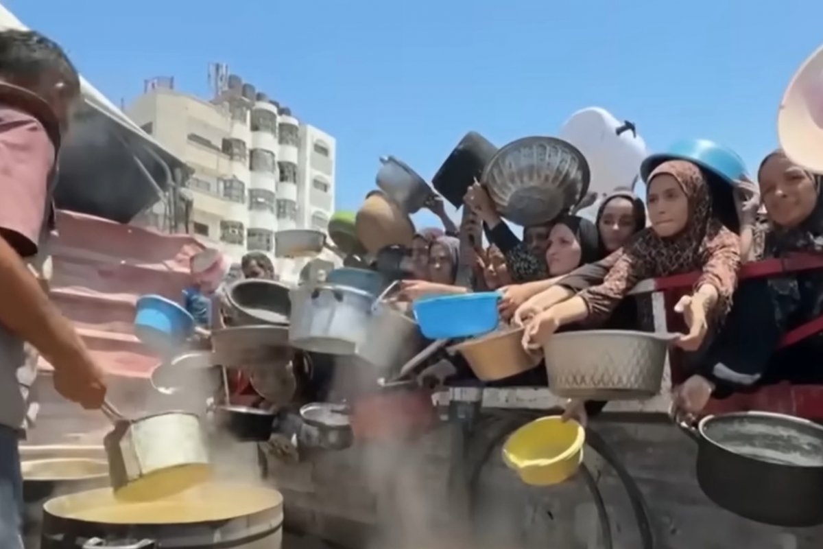 Israel retoma envio aéreo de comida a Gaza após críticas por fome na região