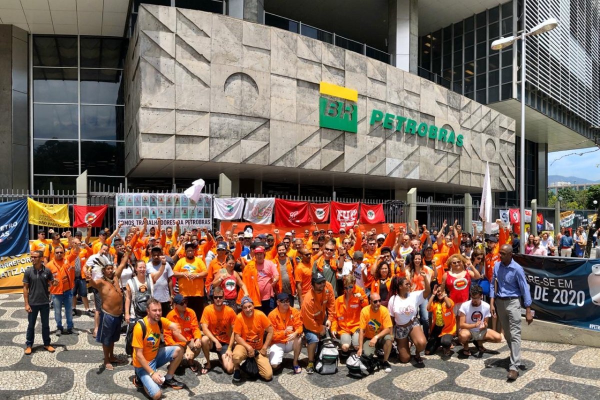 Oposição quer usar greve na Petrobras contra privatizações