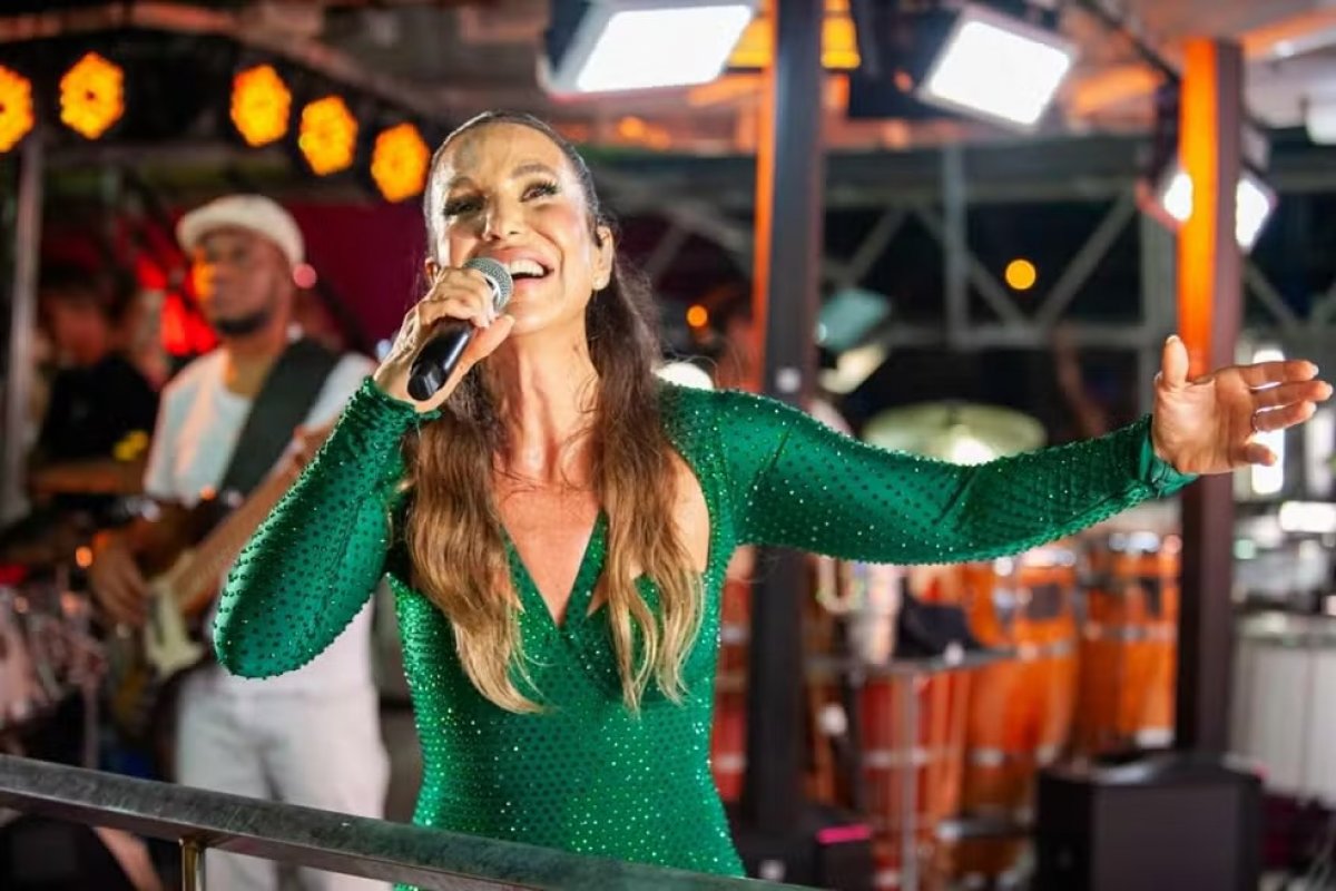 Ivete chora em primeiro show após morte de Preta Gil