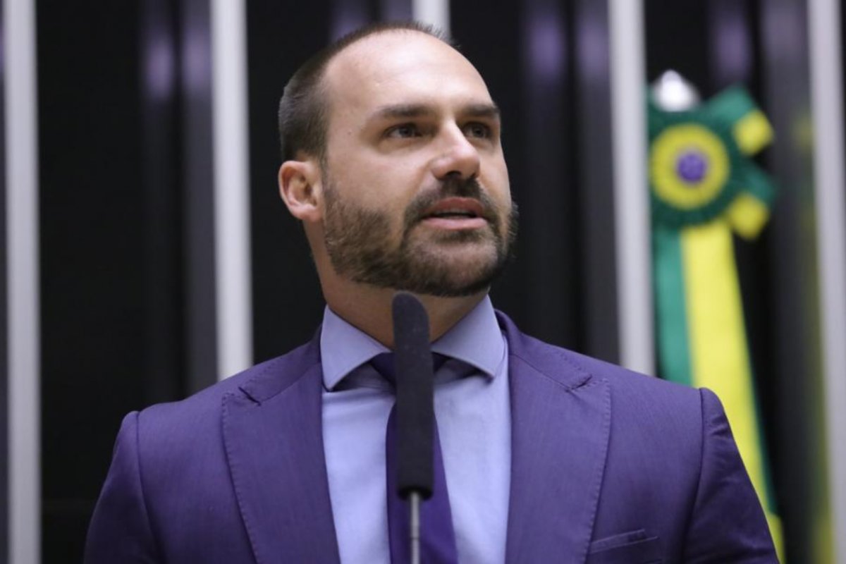 Eduardo Bolsonaro viaja para Miami e diz que não pretende voltar ao Brasil "para não ser preso"